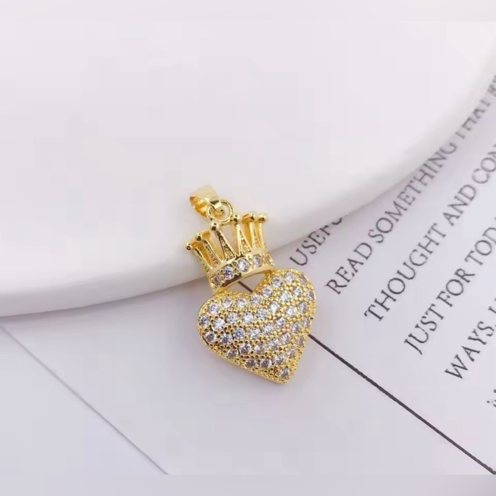 18K Gold Heart & Crown Pendant Necklace With Pave Diamond Inlay - Picture 4 of 14